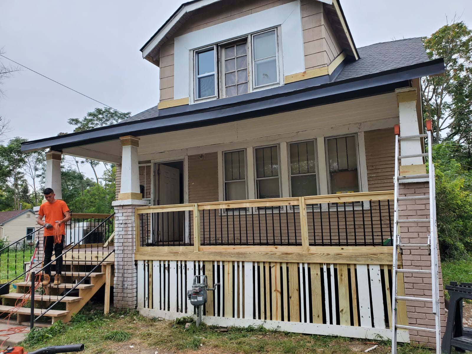 picture of deck completed by dubon construction